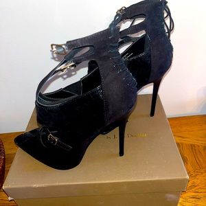 Black heel pointed toe shoe